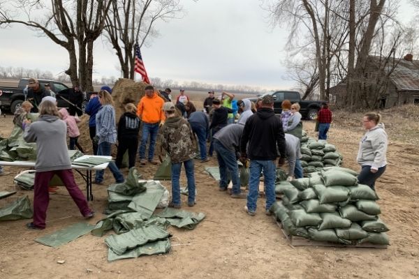 Citizens gather to sand bag.